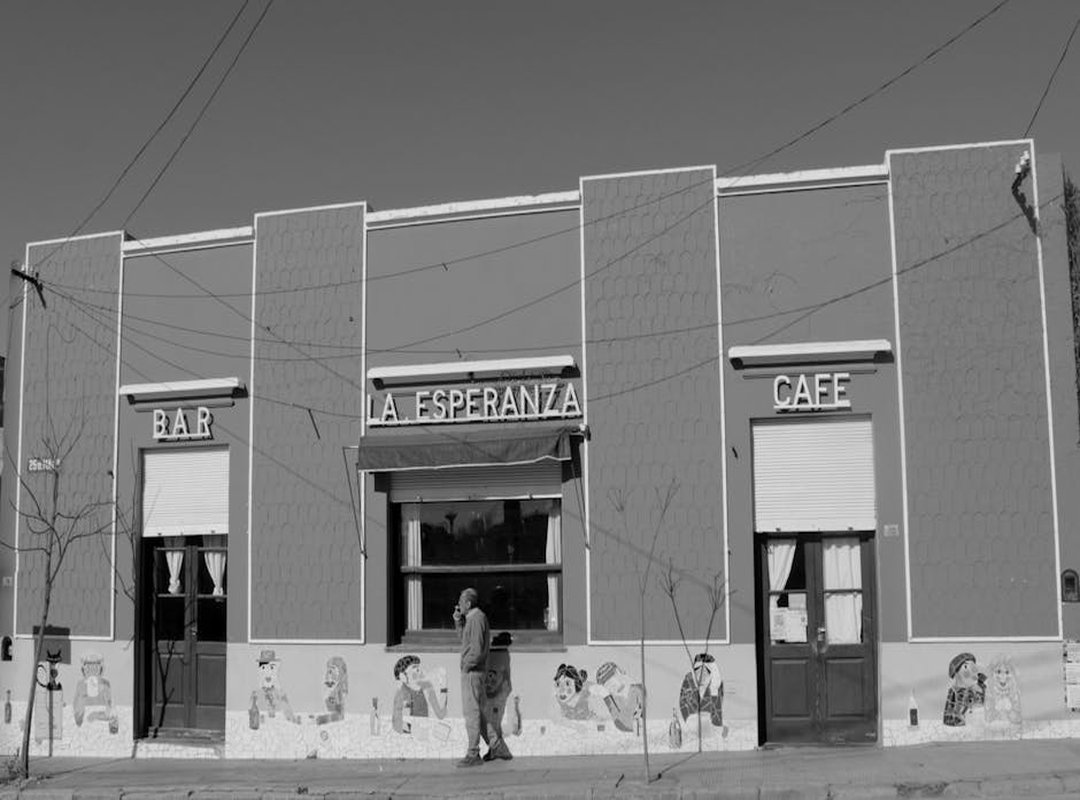 Lujo y Estilo: La Pareja que Domina la Alfombra Roja